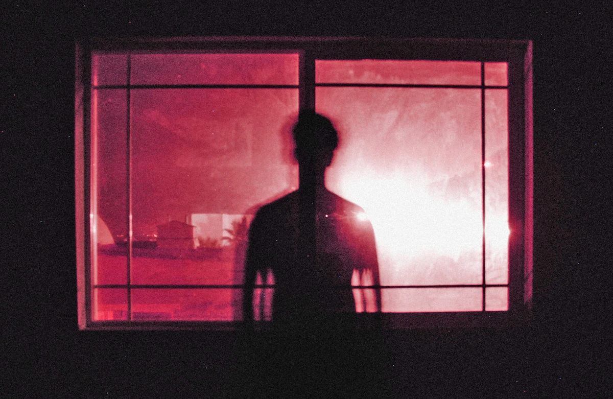 Mann am Fenster (rot)