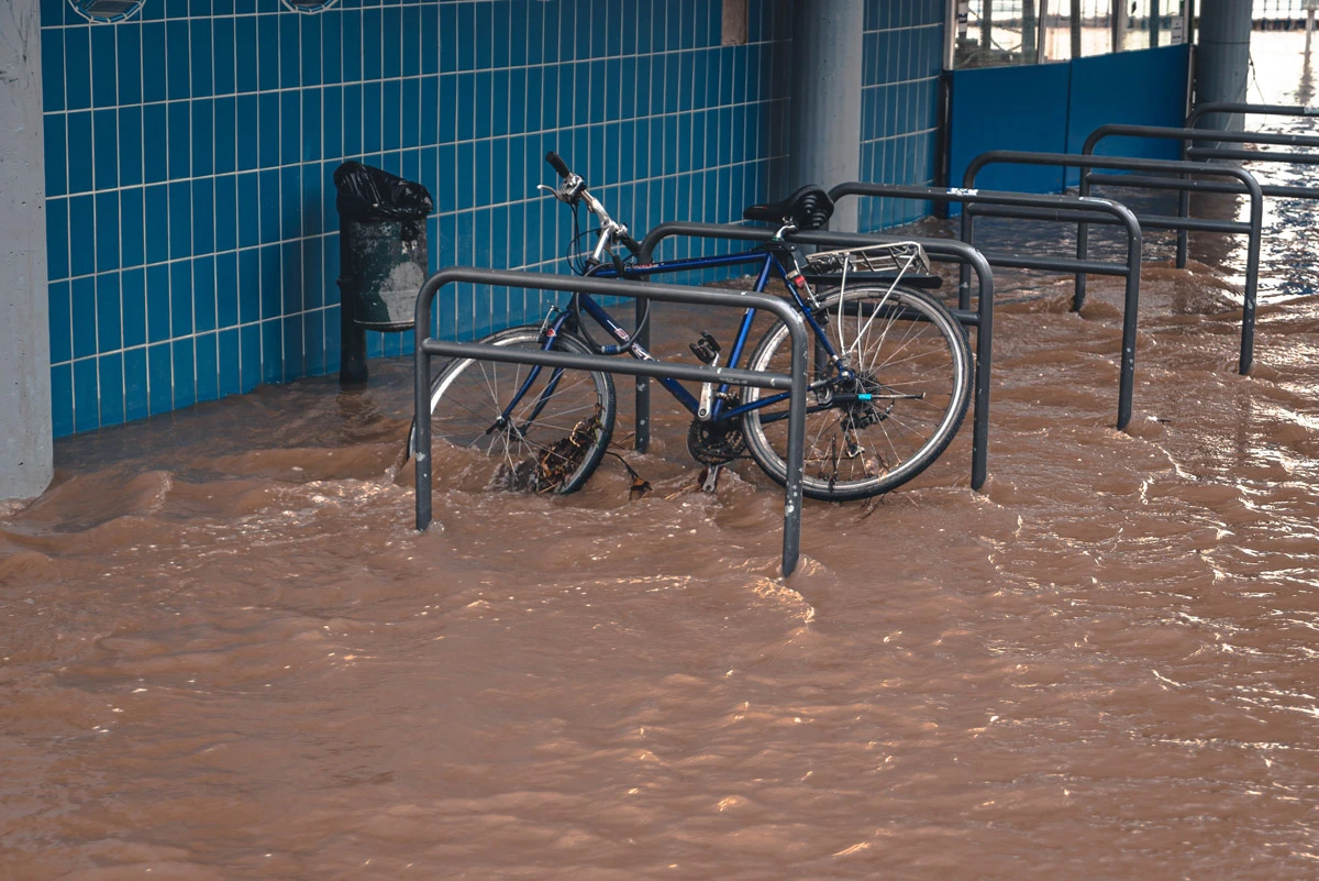 Fahrrad im Hochwasser
