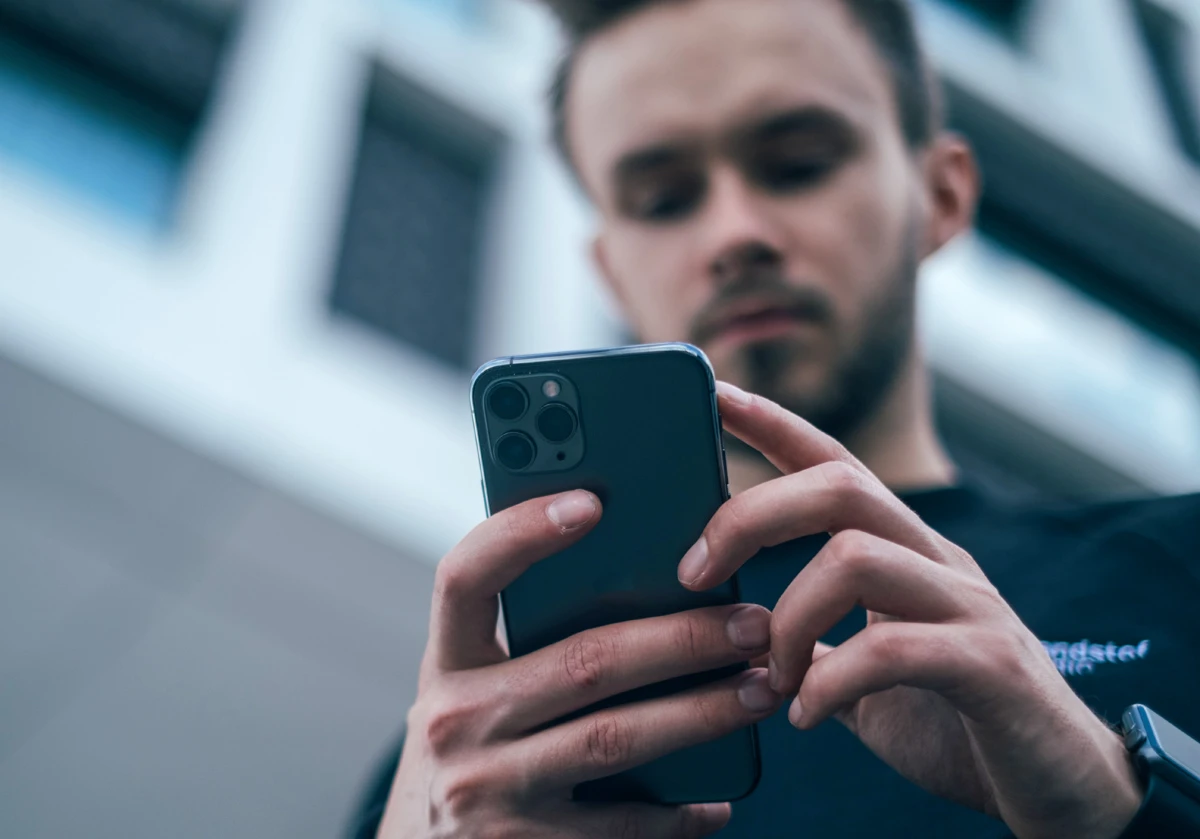 Mann am Telefon