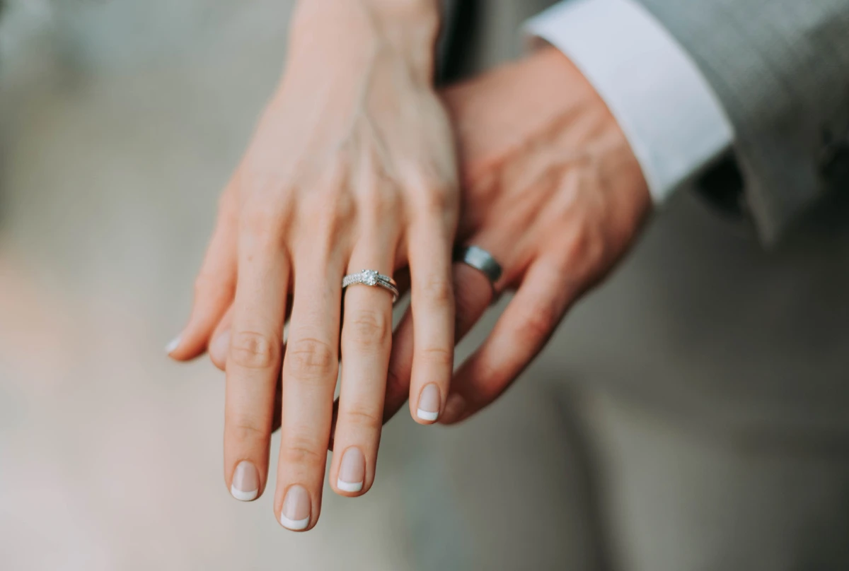 Hände mit Eheringen