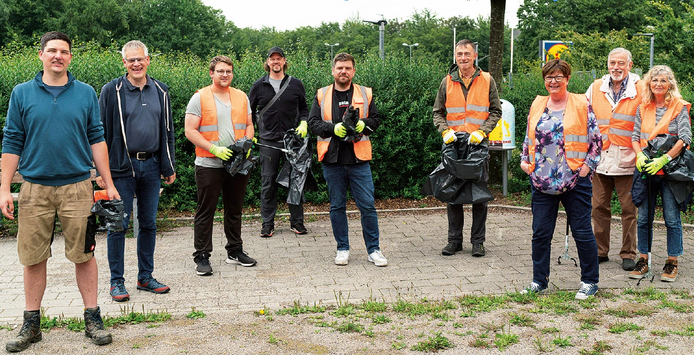 Leute beim Aufräumen des Stadtteils
