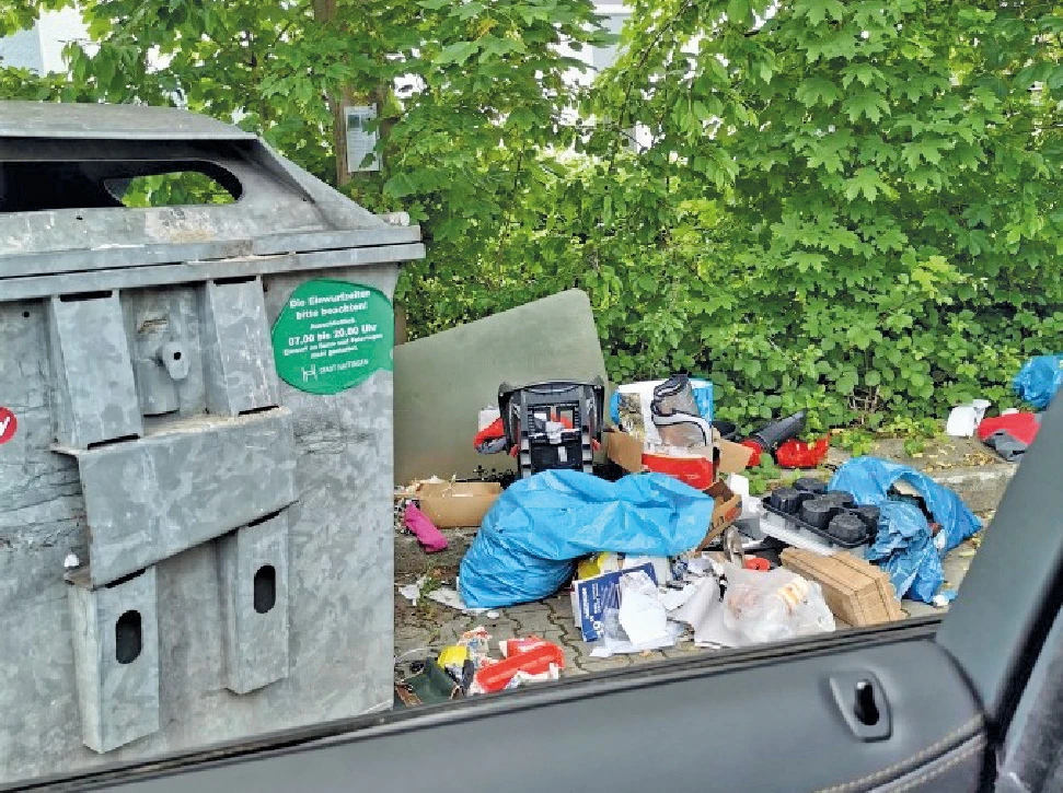 Müll neben Container