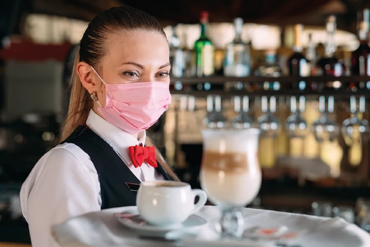 Gastronom unter Coronamaske