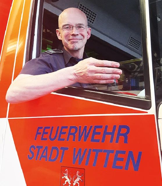 Feuerwehrmann im Einsatzwagen, 2020