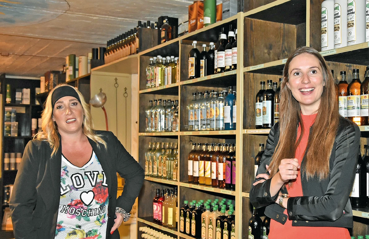Michaela Habbel und Anna Neumann im Verkaufsraum der Destillerie Habbel.