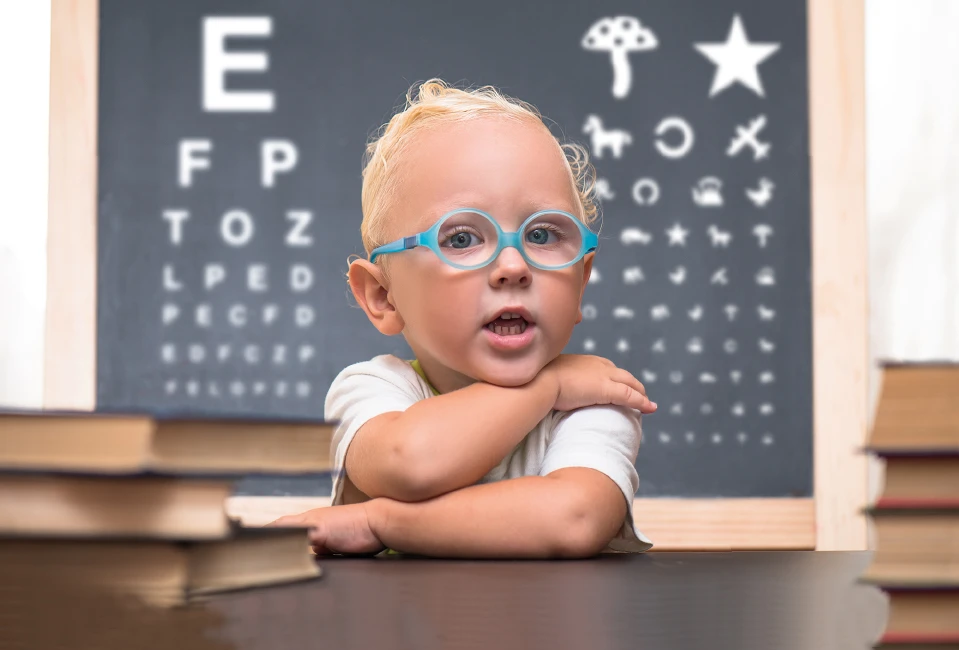 Kleinkind mit blauer Brille