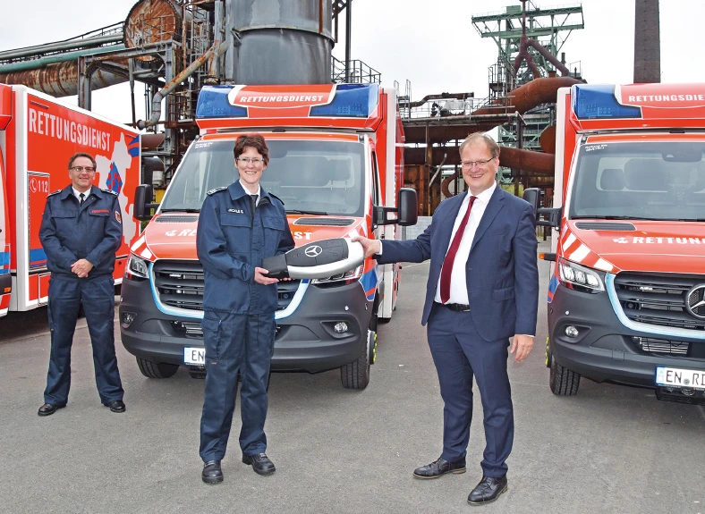 Übergabe Rettungswagen Edda Jäckle und Landrat Olaf Schade