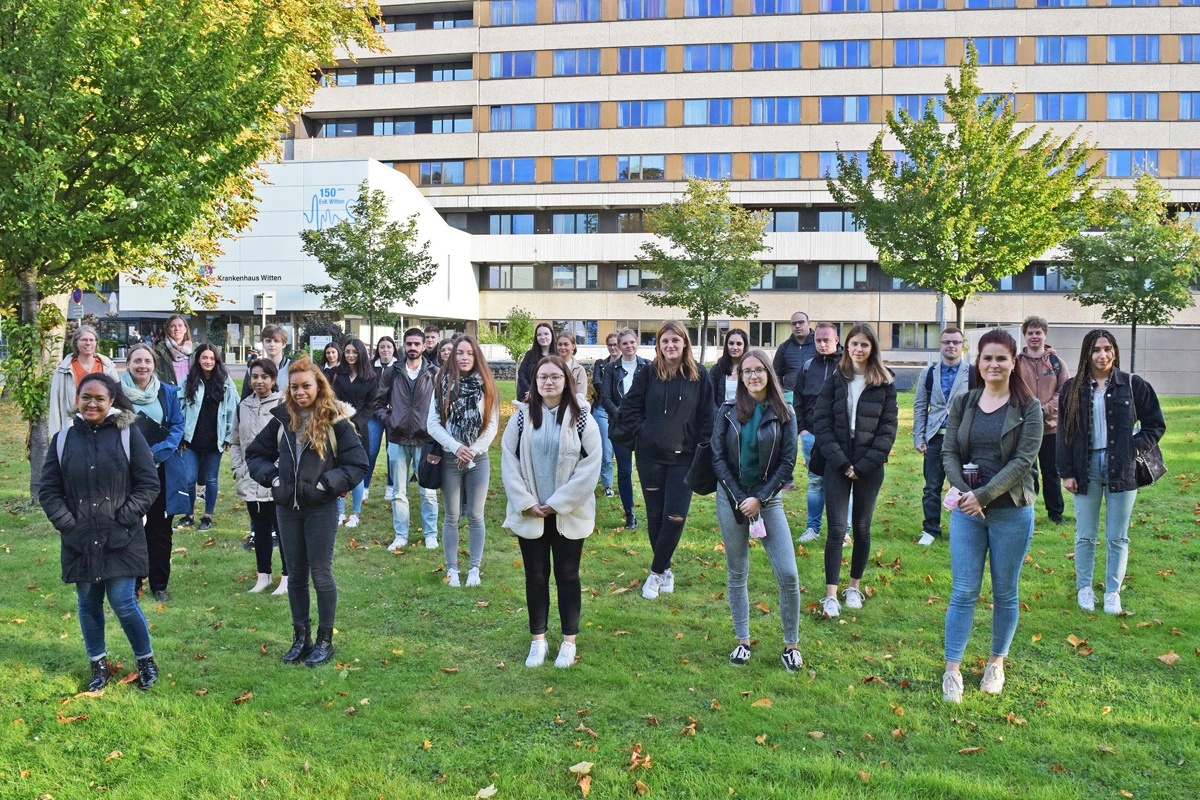 Insgesamt 28 neue Mitarbeiter*innen beginnen ihre Ausbildung zur Pflegefachfrau bzw. zum Pflegefachmann an der Pflegefachschule des Ev. Krankenhauses Witten
