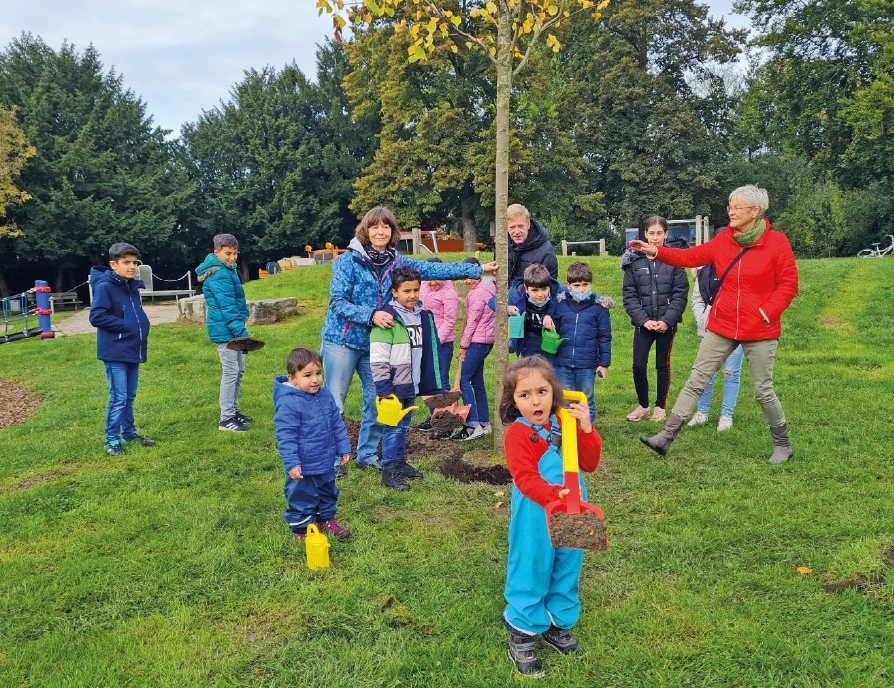 Kinderschutzbund pflanzt Baum