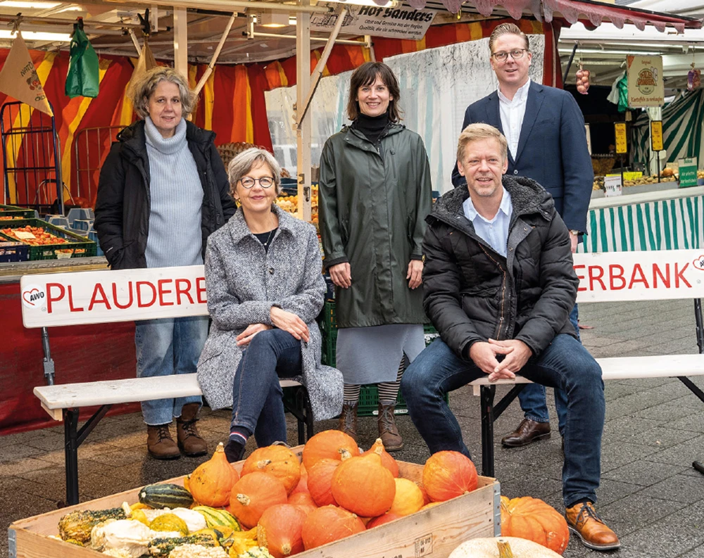 Probesitzen auf den Plauderbänken in Witten