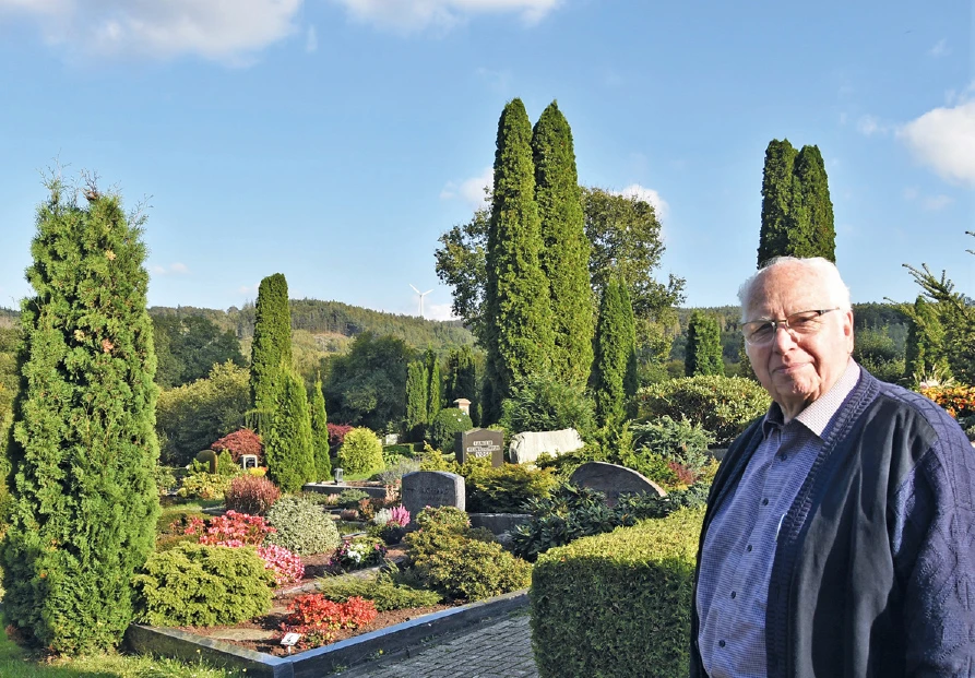 Friedhelm Pöthmann auf dem Elfringhauser Friedhof. 