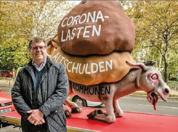 Schuldenesel, ähnlich Karnevalswagenfigur