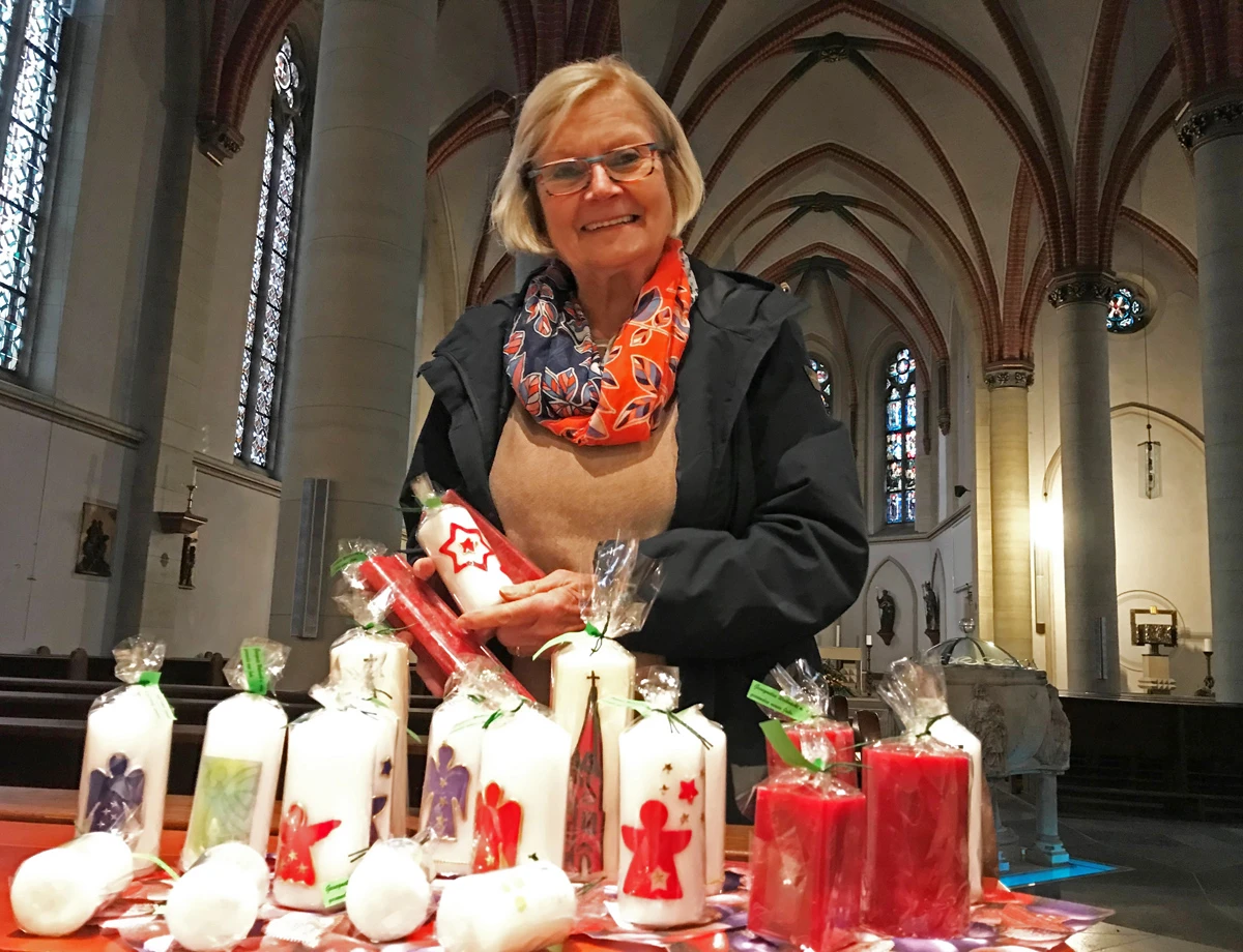 Christine Krex mit einer kleinen Vorabauswahl der Kerzen