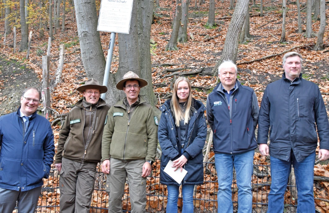 Landrat Olaf Schade, die Ranger Dirk Bruszies und Michael Zielkowski, Carla Paul und Thomas Kämmerling von RVR Ruhr Grün und Marco Heimhardt, Leiter des Fachbereichs Bürgerdienste und Stadtentwicklung bei der Stadt Ennepetal