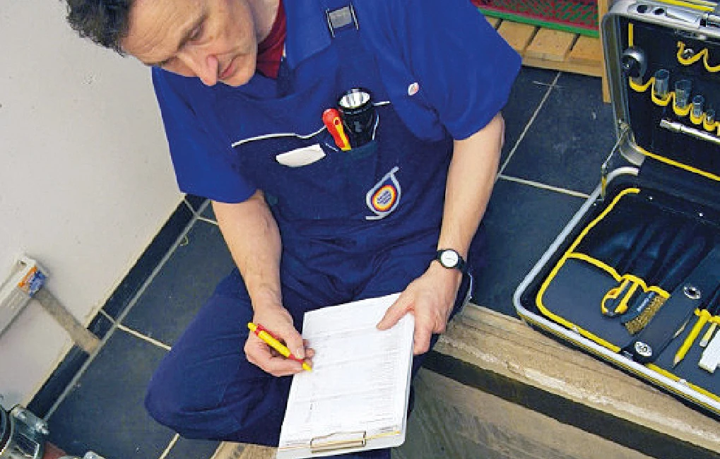 Handwerker im Keller