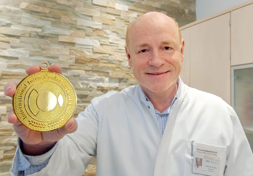 Prof. Dr. Burkhard Dick erhält Goldmedaille