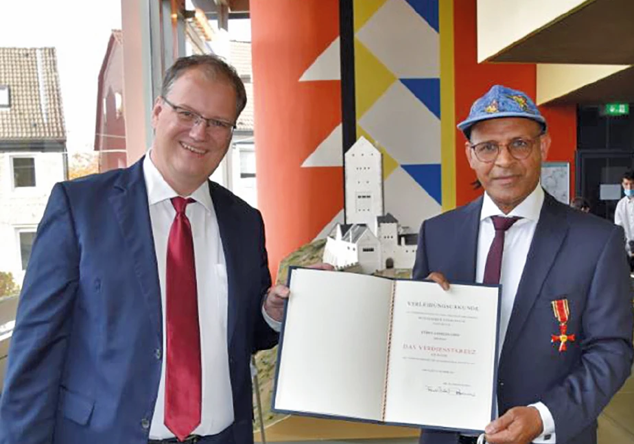 Ahmedin Idris erhielt aus den Händen von Landrat Olaf Schade das Bundesverdienstkreuz.