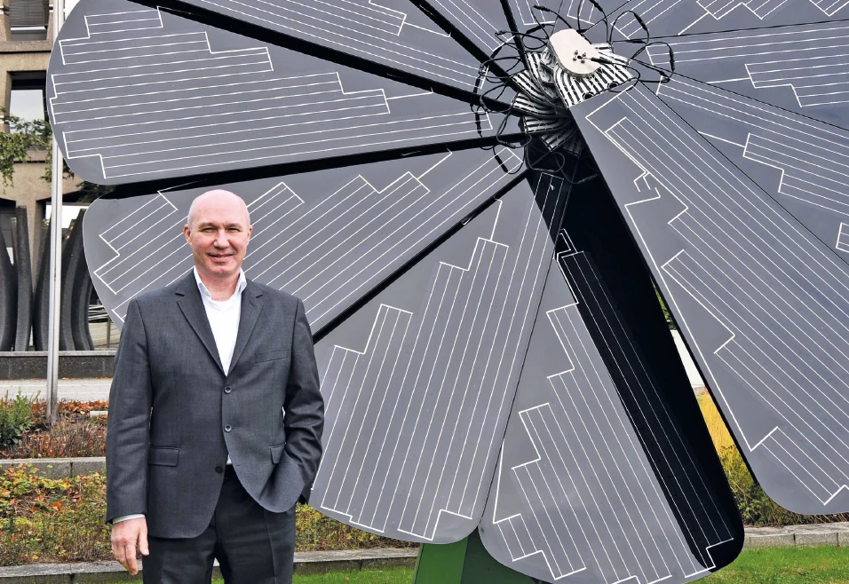 Uwe Träris vor der sunflower-Anlage vor dem AVU-Gebäude in Gevelsberg.