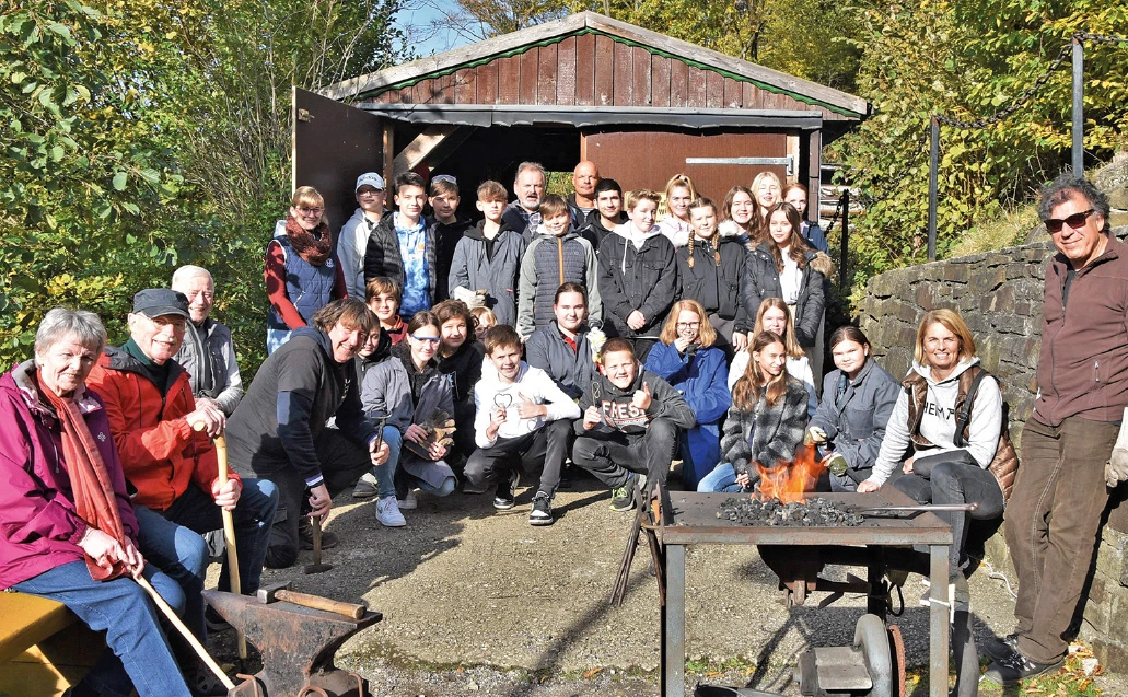 Die Schüler und Schülerinnen der Klasse 8c der Wilhelm-Kraft-Gesamtschule mit Mitgliedern des Heimatvereines Sprockhövel und den helfenden Händen an der Schmiede am Bethaus.