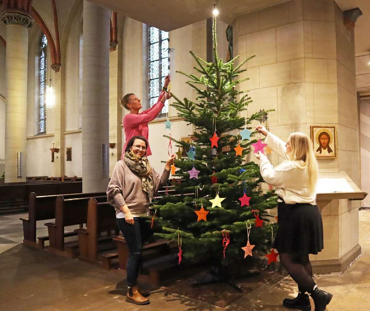 Weihnachtsbaum-Schmücken