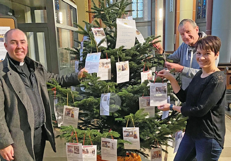Beim Schmücken des Afrika-Hilfe-Baumes