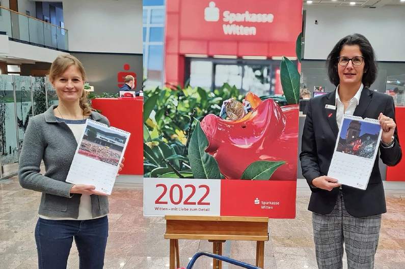 Fotografin Julia Unkel und Vorstand Andrea Psarski präsentieren den neuen Kalender der Sparkasse „Witten – mit Liebe zum Detail“.