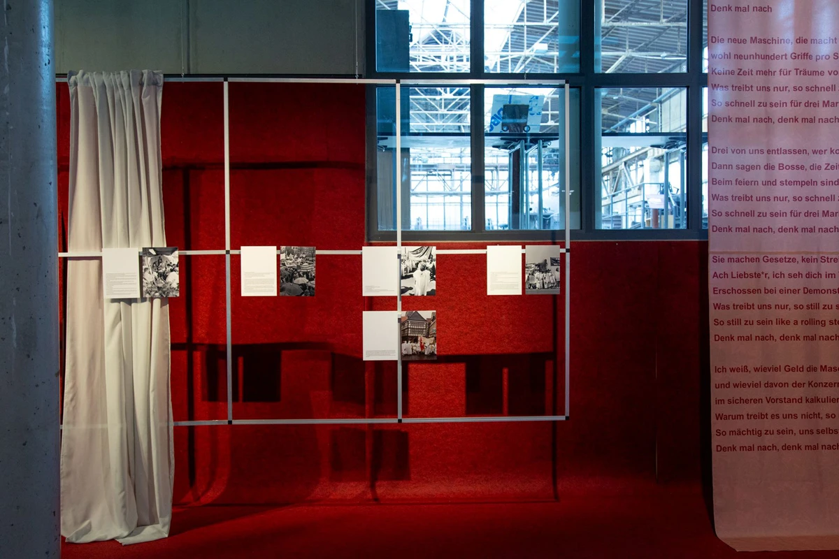 Blick in die Ausstellung "Geister" im Foyer der Henrichshütte Hattingen