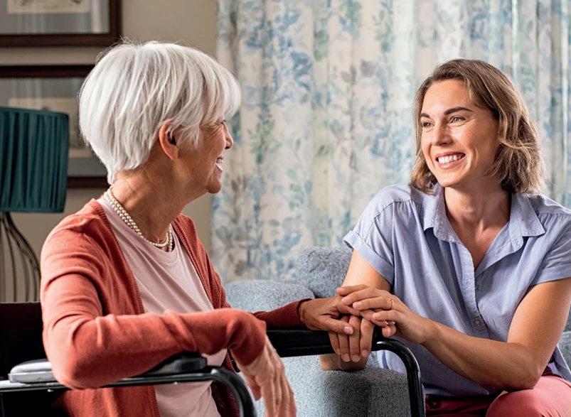 Pflegerin und Frau im Rollstuhl