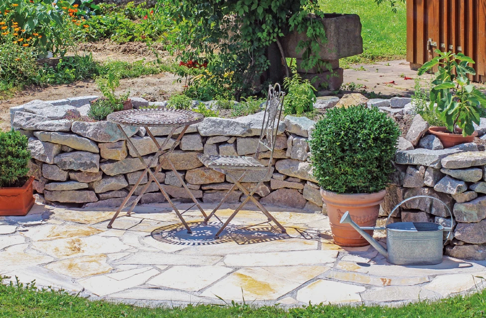 Garten mit Steinmauer