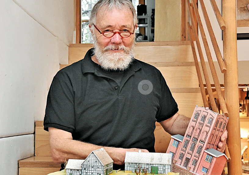 Der Architekt Volker Winkelmann liebt Modellbausätze.