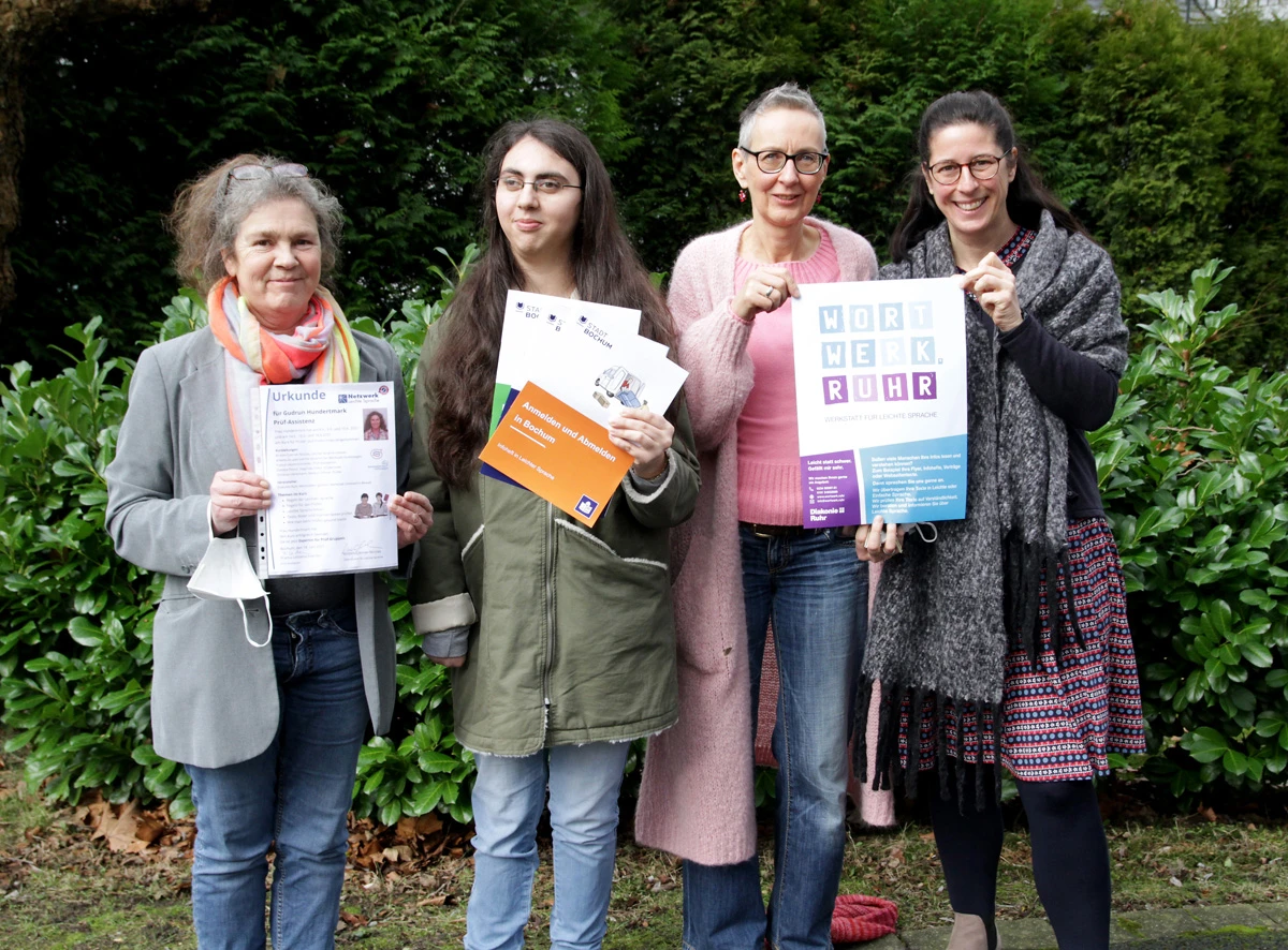Prüfassistentin Gudrun Hundertmark, Prüferin Melisa Bedemci, Übersetzerin Sylvia Berthold und Werkstattleitung Birgit Westphal stellen die Arbeit des wortwerk.ruhr vor
