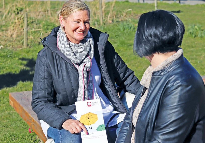 Tanja Große Munkenbeck, Leiterin des Caritas-Suchthilfezentrums Hattingen/Sprockhövel, im Beratungsgespräch mit ihrer Klientin.
