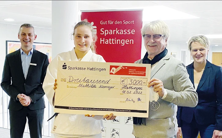 Sparkassenvorstand und Kuratoriumsmitglied Mathias Dörr, Mathilda Niemeyer, Gerhard Nörenberg (Kuratoriumsmitglied) und Angela Andree (1. JJJC Hattingen)