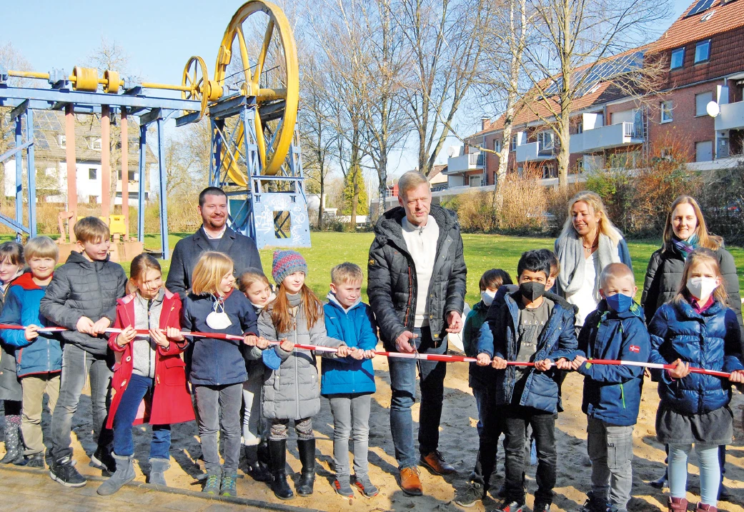 Symbolisch eröffnete Bürgermeister Lars König den Spielplatz
