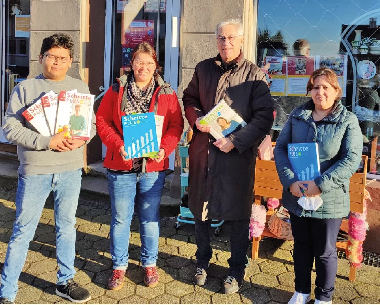 Über diese Spende freuen sich die Teilnehmer, sowie Frau Miriam Venn von der Flüchtlingshilfe (2.v.l. ) und Bernd Hölkeskamp vom Lions Club Herbede-Sprockhövel 