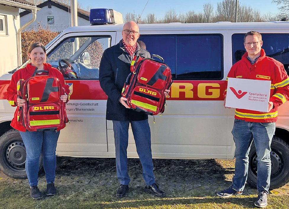 Übergabe Spende Notfallrucksäcke