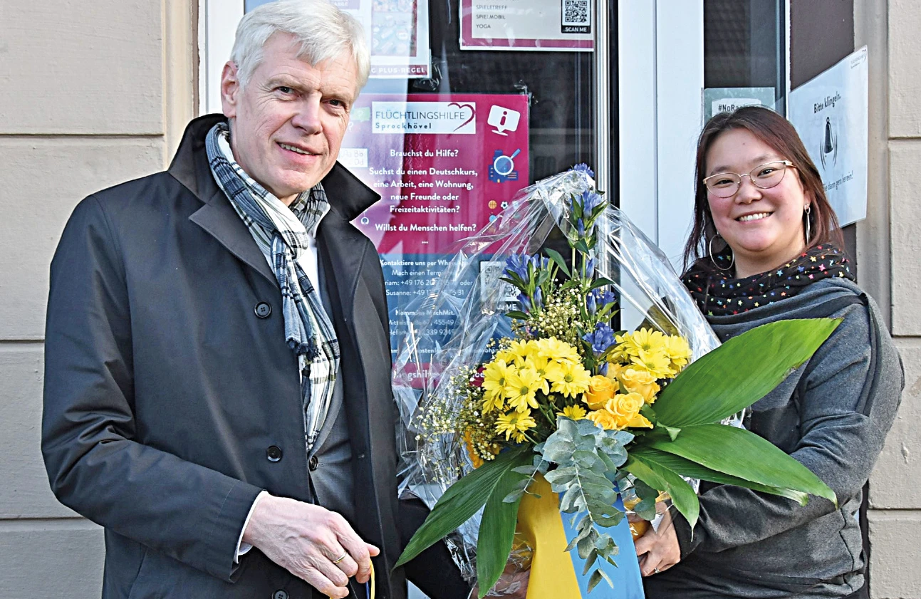 Vorstandsvorsitzender Rudolf Hermanns überreicht Miriam Venn eine Spende