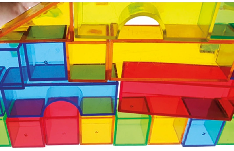 Farbige durchsichtige Kästen, "Licht und Schatten"