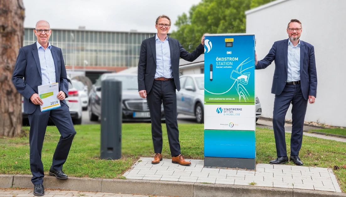 Auf dem Bild von li. nach re.: Rainer Altenberend (Hauptabteilungsleiter Energie- und Wasserversorgung), Andreas Schumski (Geschäftsführer) und Markus Borgiel (Hauptabteilungsleiter Vertrieb + Beschaffung)