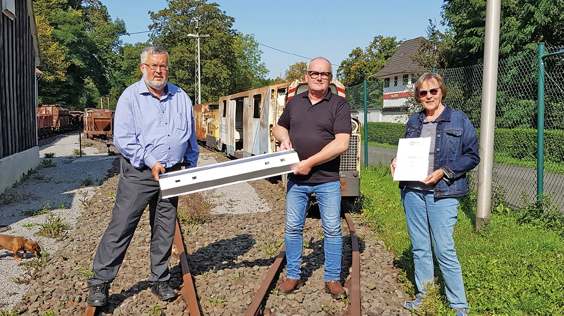Karl Peter Brendel (NRW Stiftung) hatte gute Nachrichten für Hansjörg Frank und Anne Landwehr (Grubenbahn)