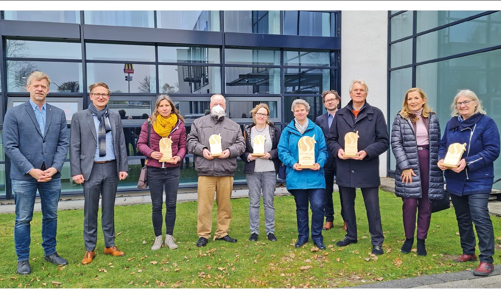 Bürgermeister Lars König (li) und Andeas Schumski (2. v. li) übergaben den 1. Nachhaltigkeitspreis der Stadtwerke. 