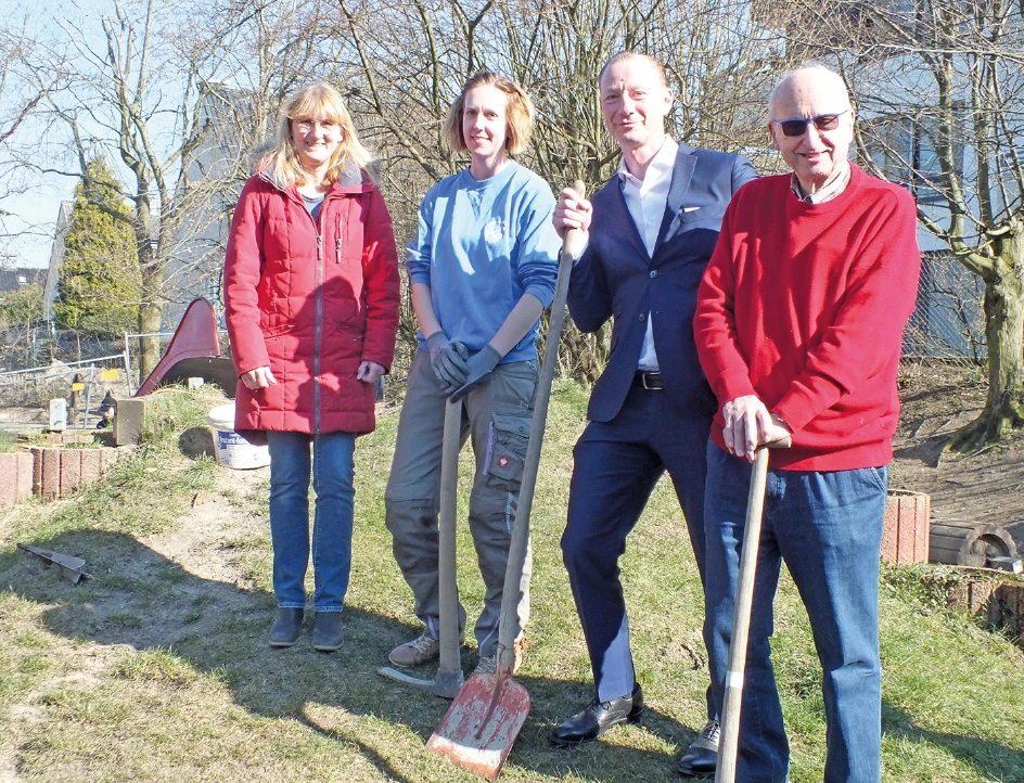 Iris Bürger (Ltg. Kindergarten), Jessica Hein (Schriftführerin Förderverein ev. Kindertageseinrichtung), Daniel Rasche und Klaus Machholz (Vorstand Sparkassenstiftung)