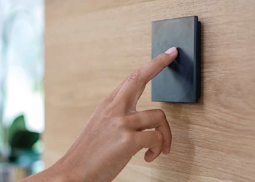 Finger am TouchPad-Schalter