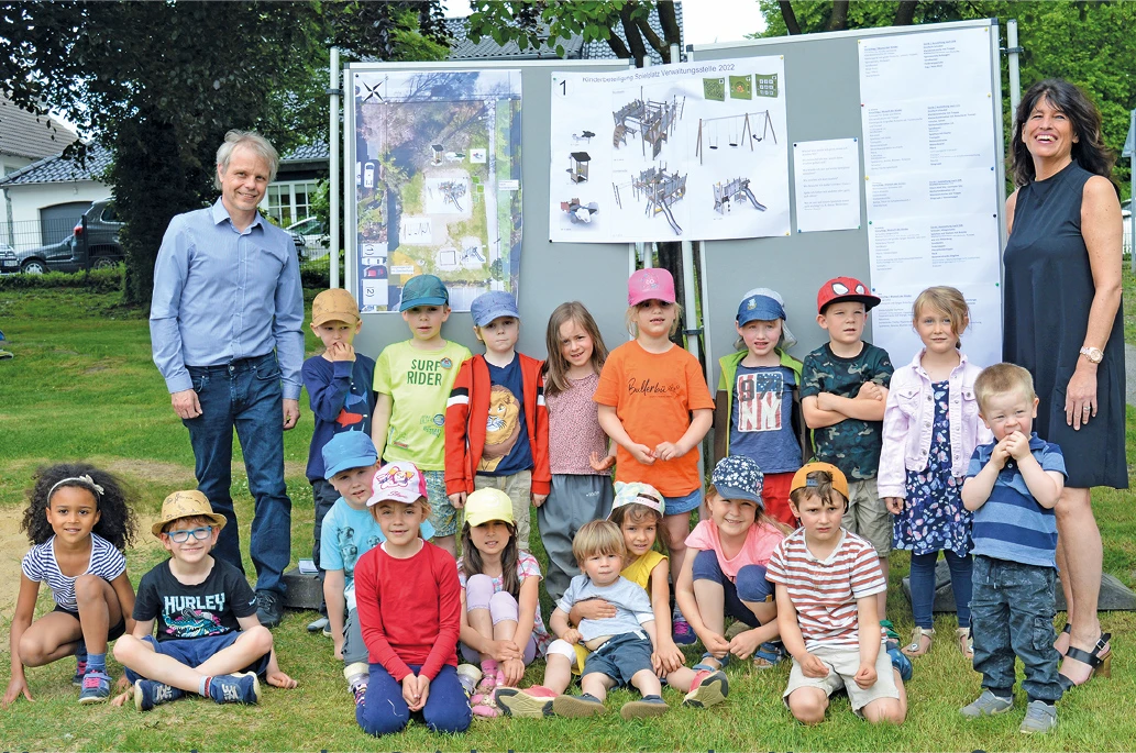 Jens Kozay (Fachbereich Jugend/Familie/Schule) und Bürgermeisterin Sabine Noll beim Pressetermin zur Neugestaltung des Kinderspielplatzes.