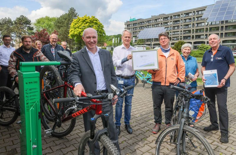 Uwe Träris, Vorstand der AVU, mit Rad