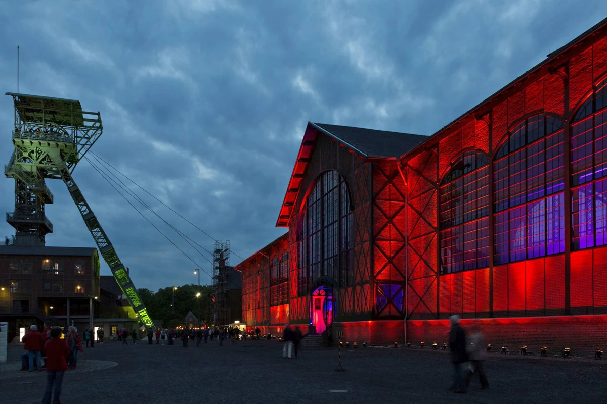 Die Maschinenhalle der Zeche Zollern wird zur "Extraschicht" wieder besonders effektvoll beleuchtet