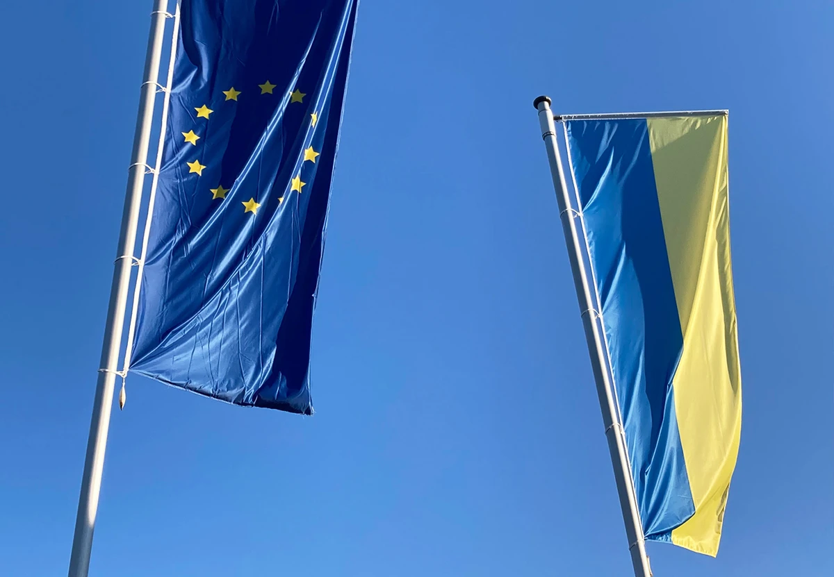 Flaggen EU und Ukraine