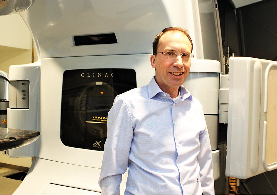 Dr. Daniel Metzler am Bestrahlungsgerät