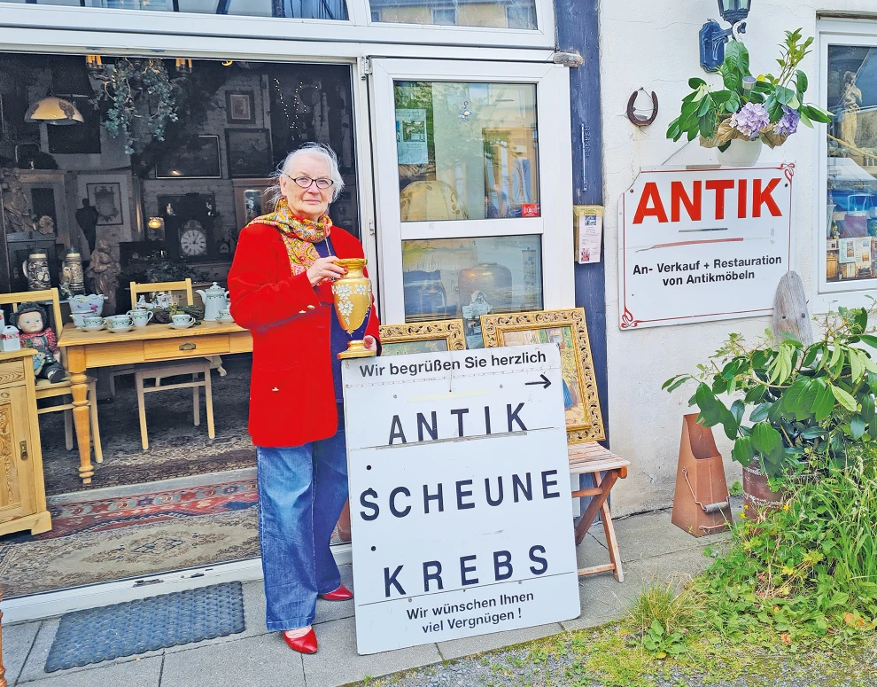 Roswitha Krebs vor ihrem Laden