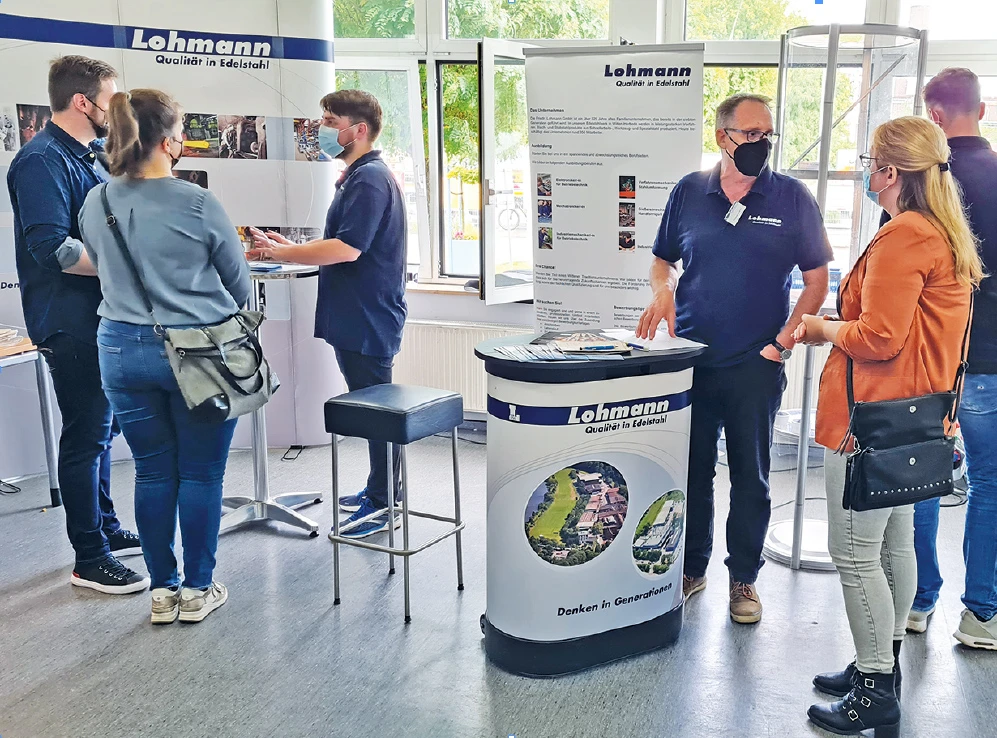 Thomas Wagner, Meister in der Instandhaltung von Friedr. Lohmann, erläutert einer Ausbildungsinteressierten die Möglichkeiten seines Unternehmens.